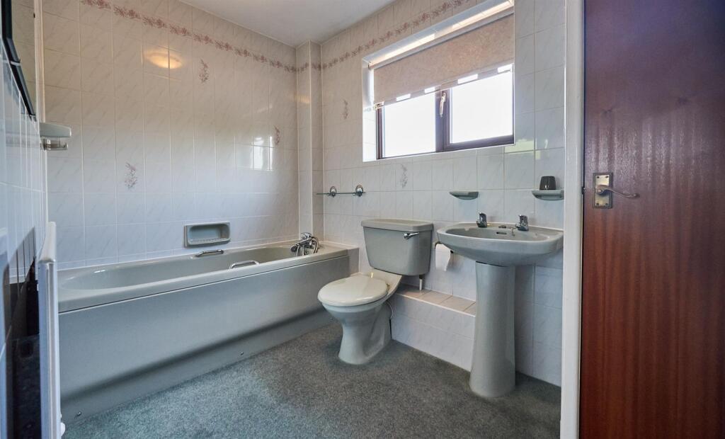 Family bathroom to front