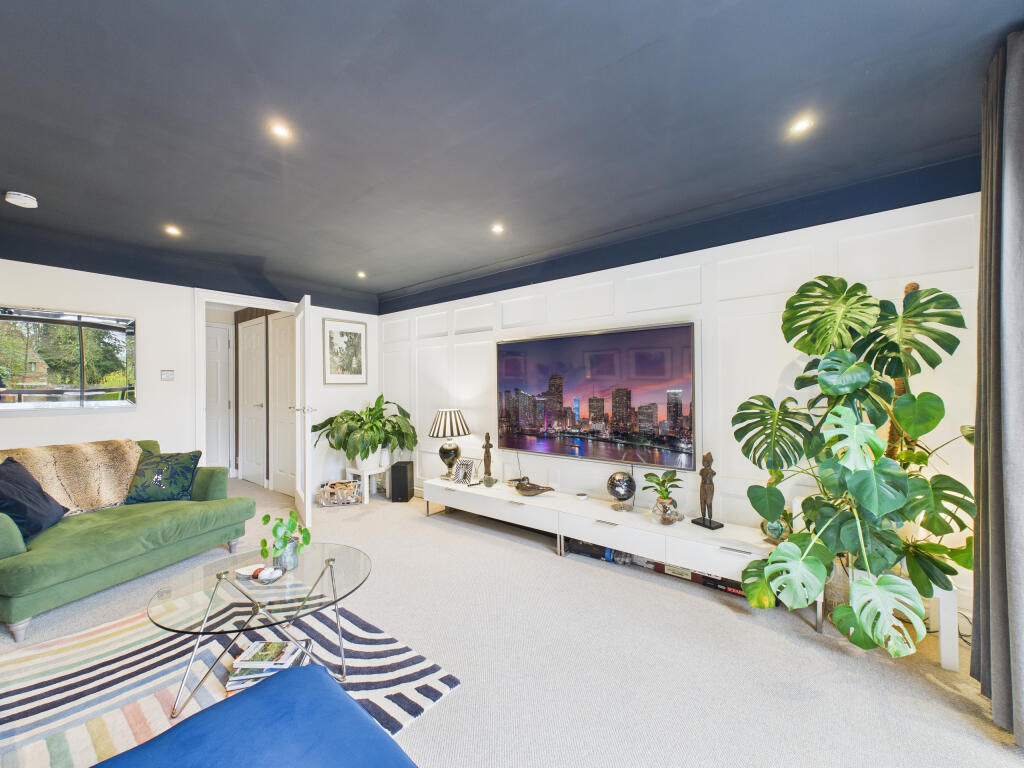 CAM01984G0-PR0529-STILL014