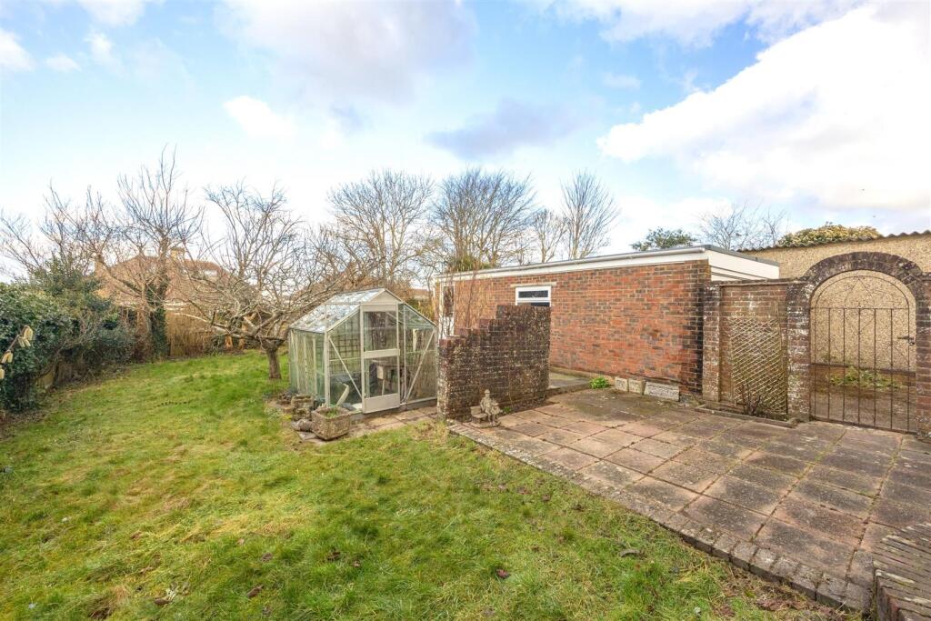 Larkfield Way 20 GARDEN.jpeg