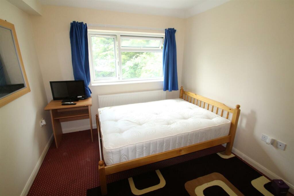 bedroom 1.JPG