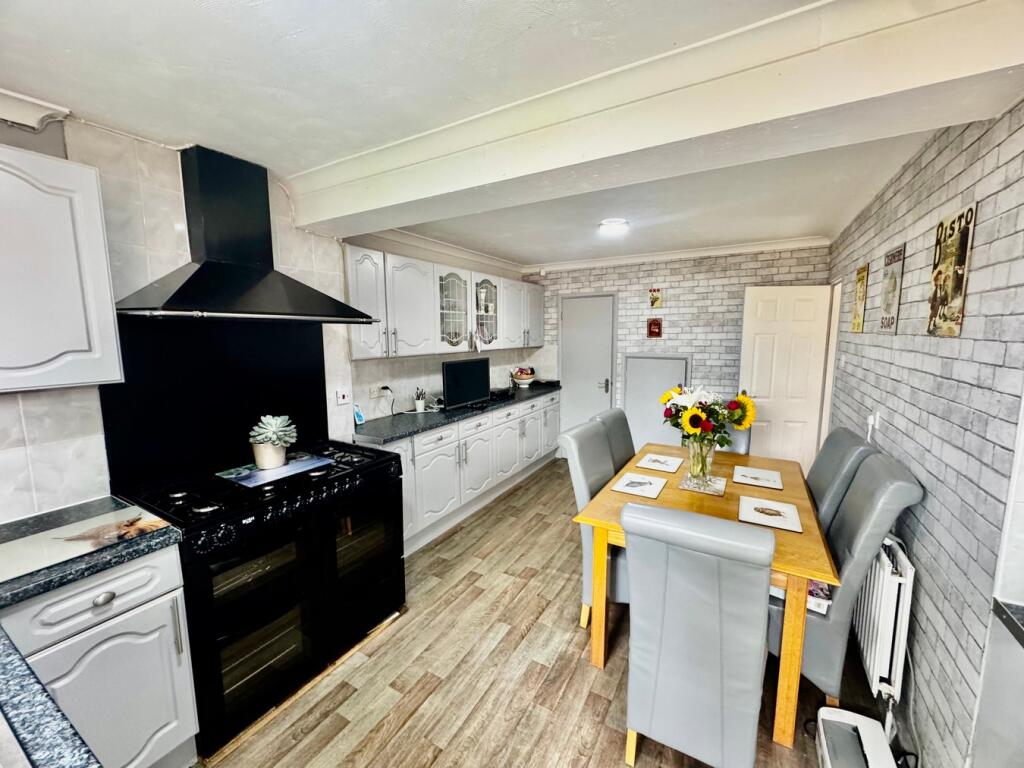 Fitted KItchen with Range Cooker