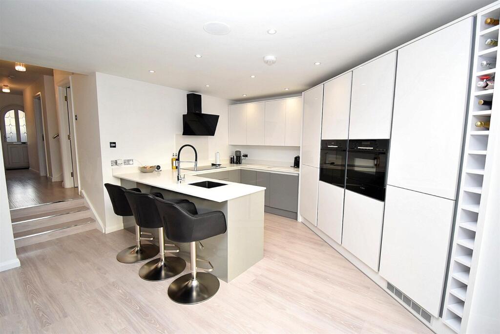 KITCHEN 3.JPG
