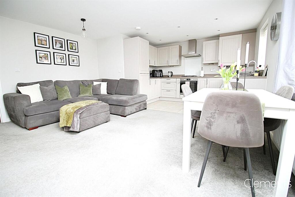 LOUNGE / DINING ROOM