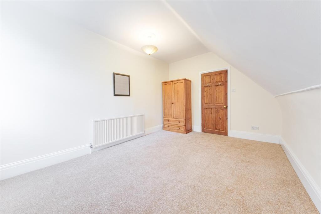 UPPER TOLLINGTON PARK, N4-9.JPG