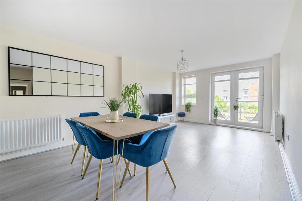 Lounge &amp; Dining Area