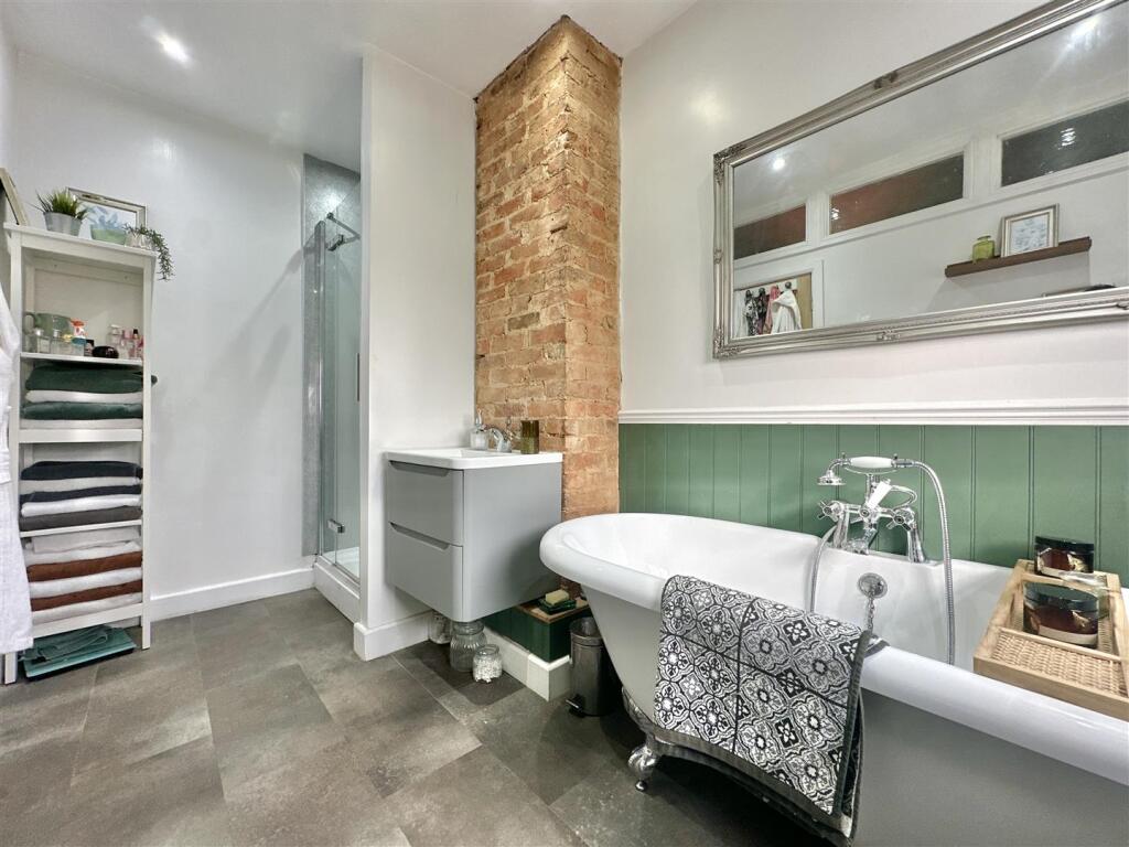FAMILY BATHROOM