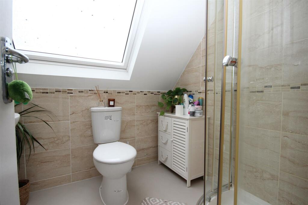 Shower room.