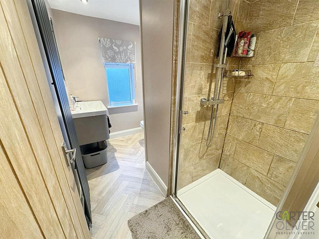 SHOWER ROOM (REAR)