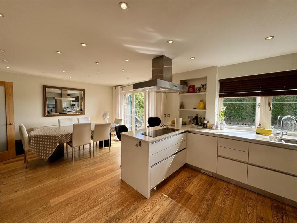 KITCHEN DINER