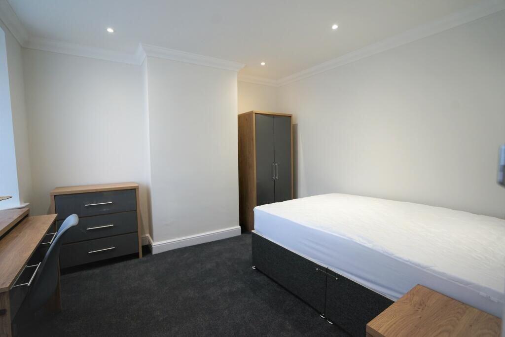 A neat and well-maintained double bedroom featu...