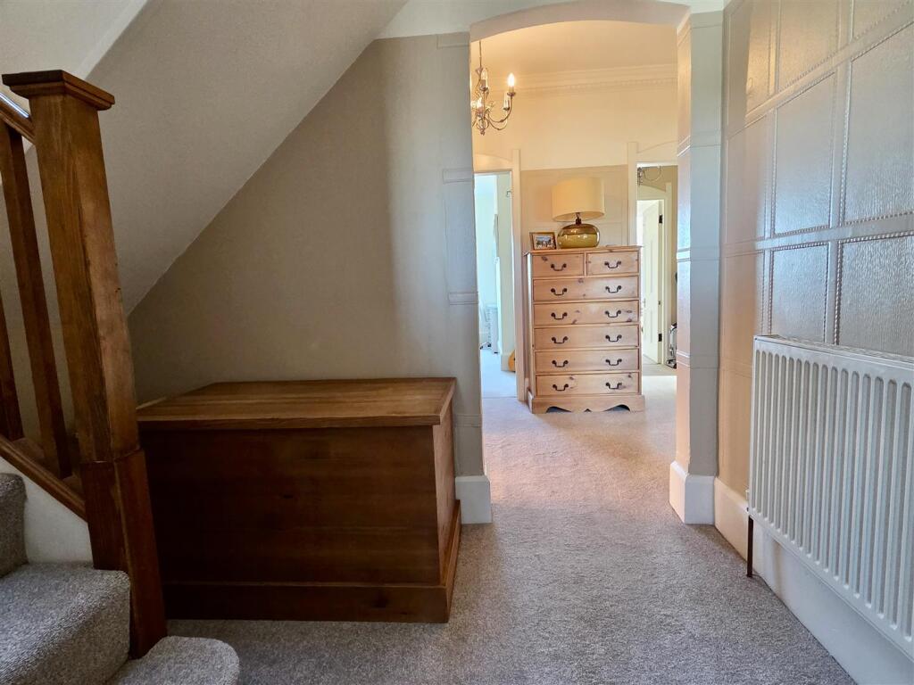 FIRST FLOOR CENTRAL LANDING