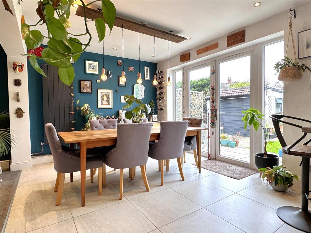 Dining Area Out To Garden 997