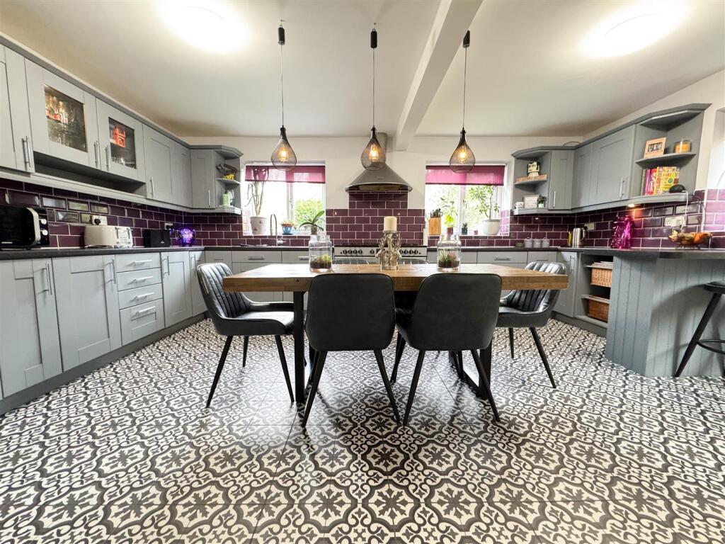 KITCHEN DINING ROOM