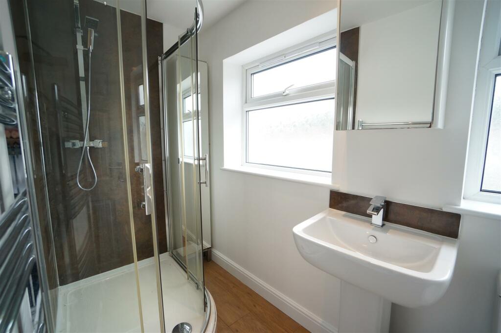 8DeiniolRd_Bathroom2.1.JPG