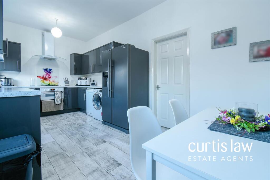 Kitchen/ Dining Room