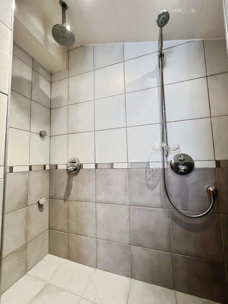 En-suite Shower