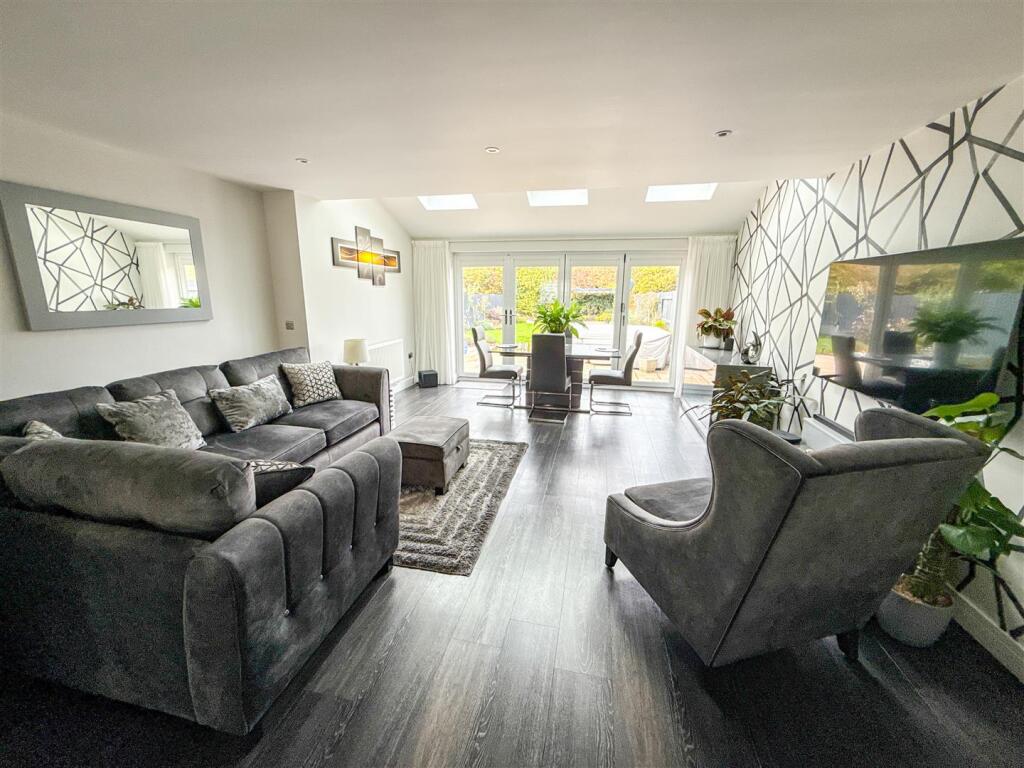 LOUNGE AREA VIEW