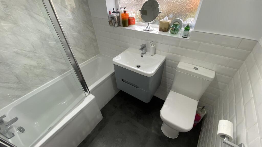 family bathroom.jpg