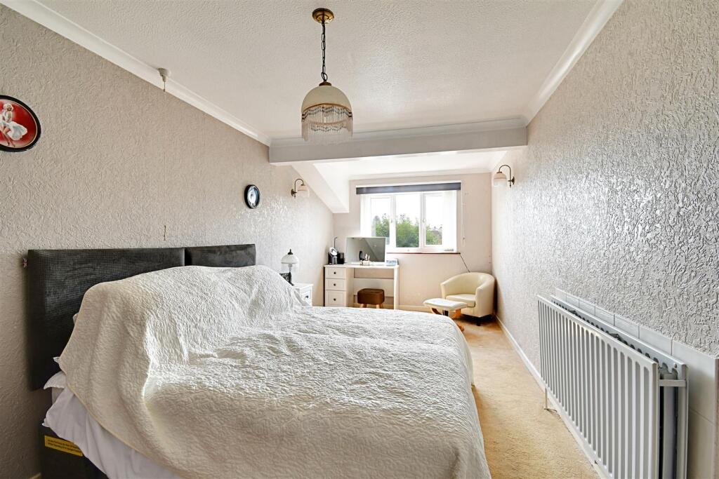 Bedroom 1_1.jpg