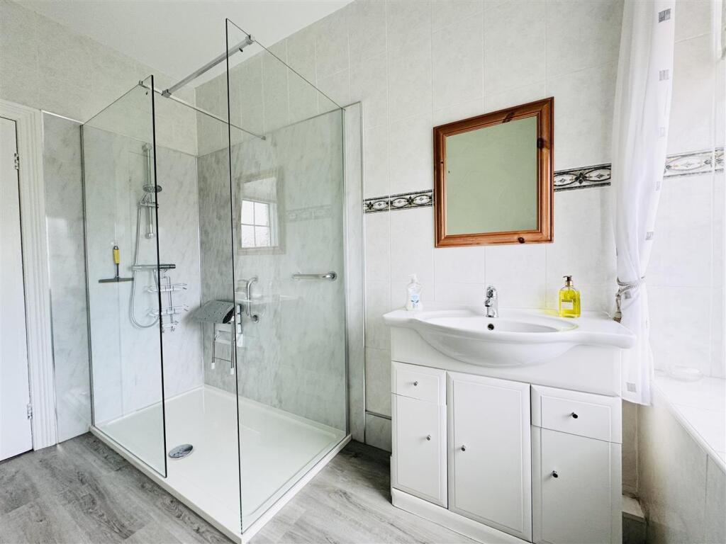 HOUSE SHOWER ROOM