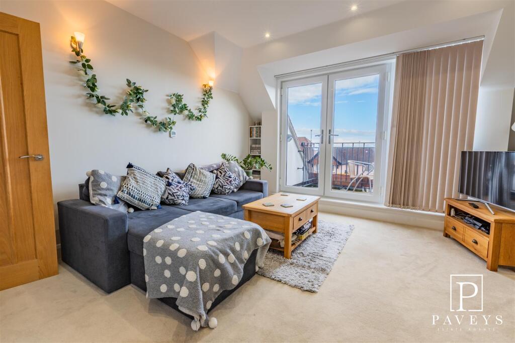 OPEN PLAN LOUNGE &amp; KITCHEN