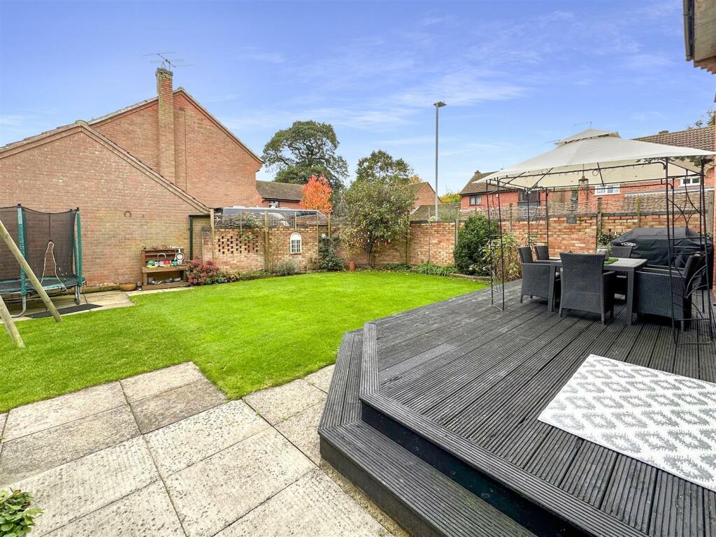 Lovely Well-Appointed Garden 602