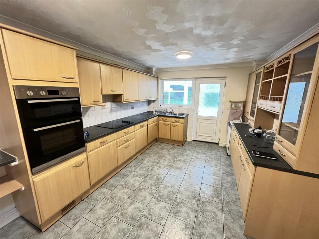 kitchen 1.JPG