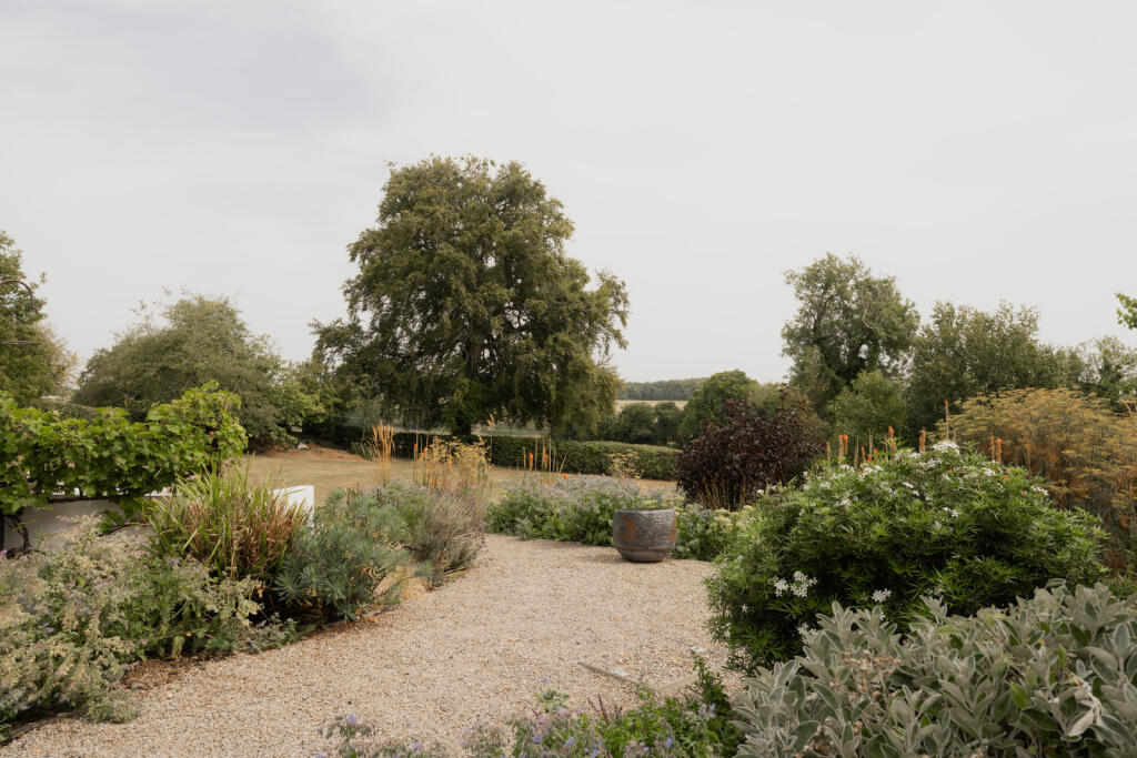 304797 - The Long Barn, Isle of Wight Lane, Ken...