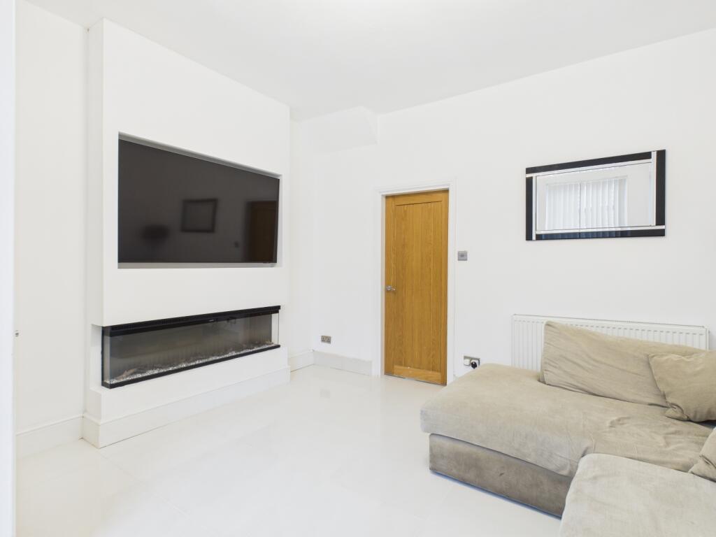 CAM03729G0-PR0170-STILL004