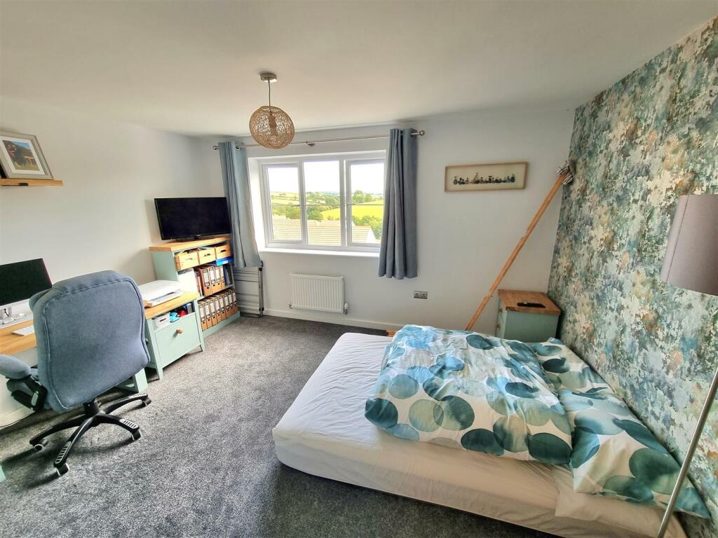 Bed 2.jpg