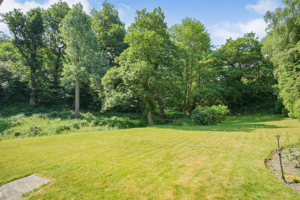 FRONT GARDEN.jpg
