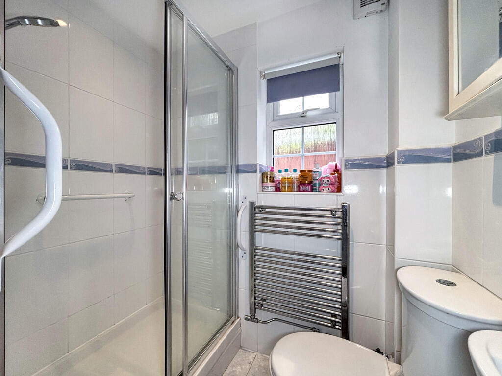 Bedroom 3 En Suit...