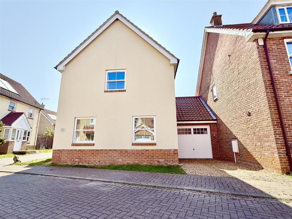 side asopect and drive to garage