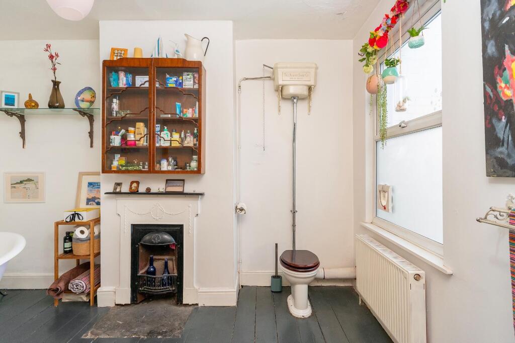 1C1R3WH - Bathroom C.jpg
