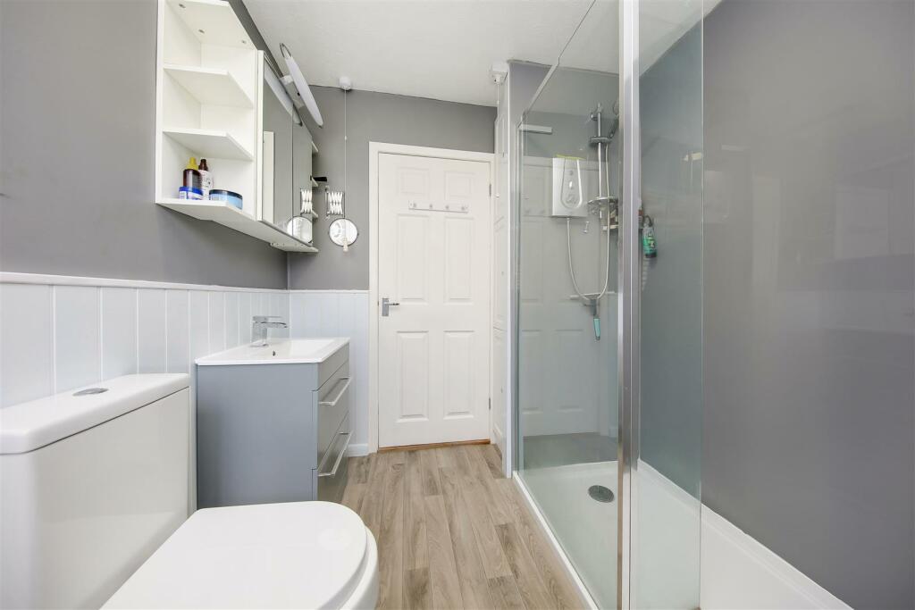 11 Ensuite.jpg