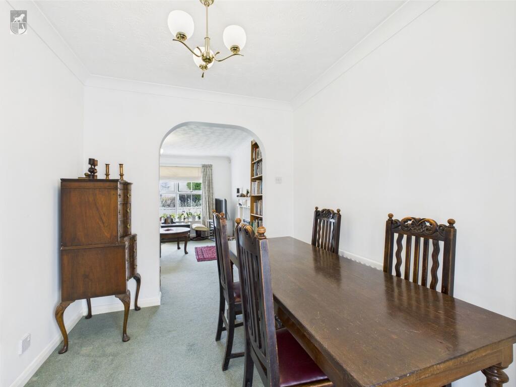 Open plan lounge/dining room