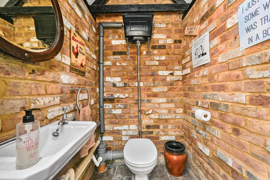 Tickham Cottage ME90HS (32).jpg