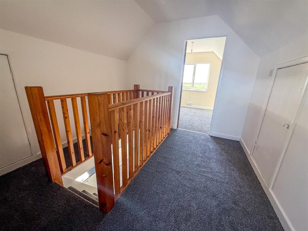 FIRST FLOOR LANDING