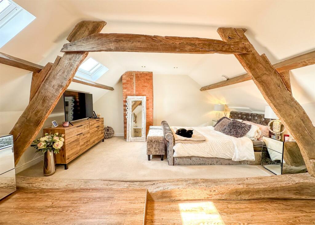 TOP FLOOR MASTER BEDROOM