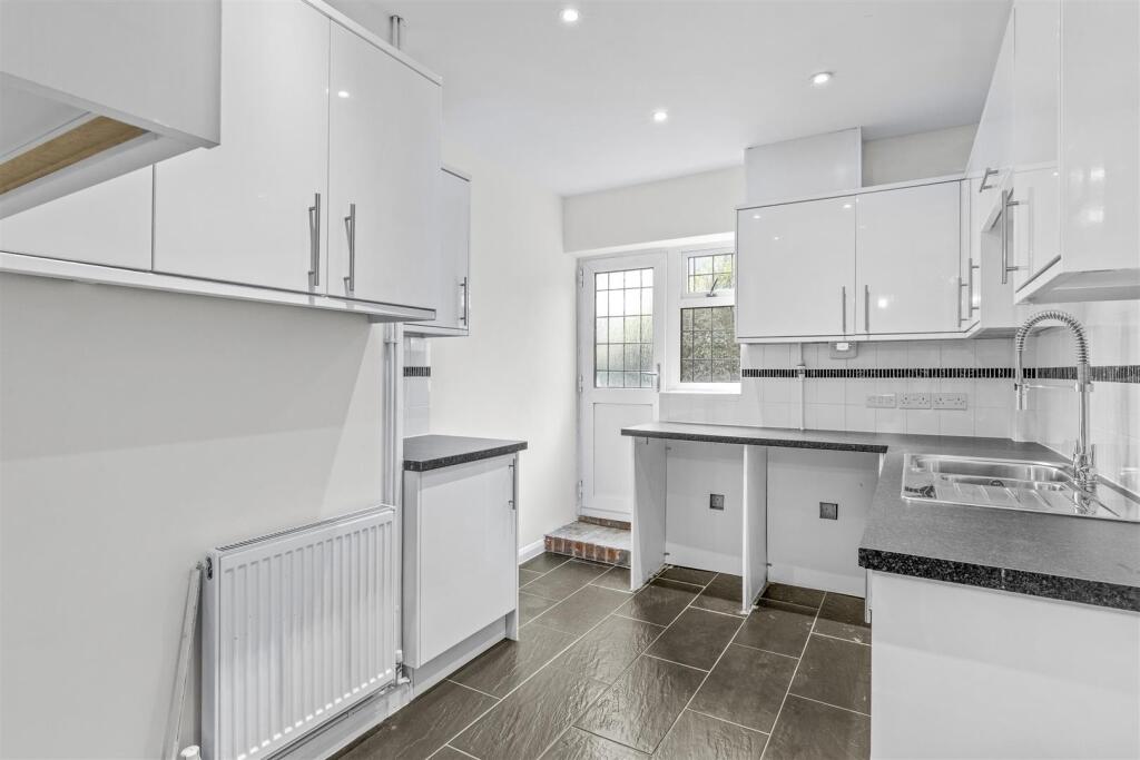 81 Sheepcote Dell Rd, HP15 6TL-11.jpg