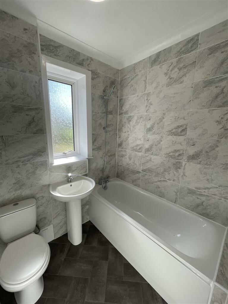 23 Highthorne Crescent Bathroom.jpeg