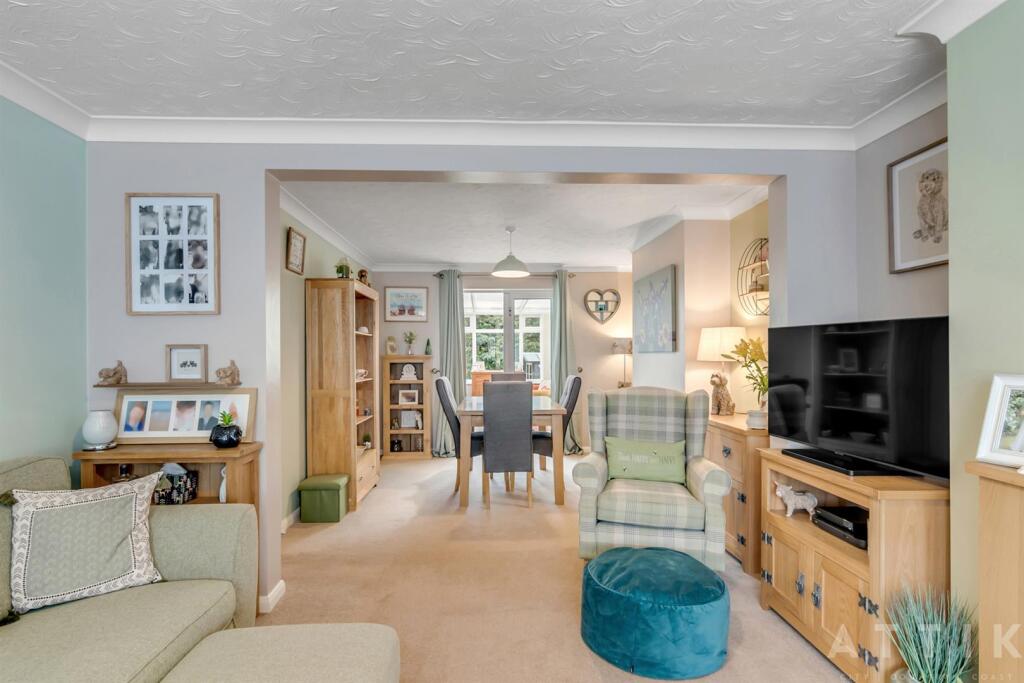 9 Bedingfield Crescent Halesworth IP19 8DZ (9).jpg