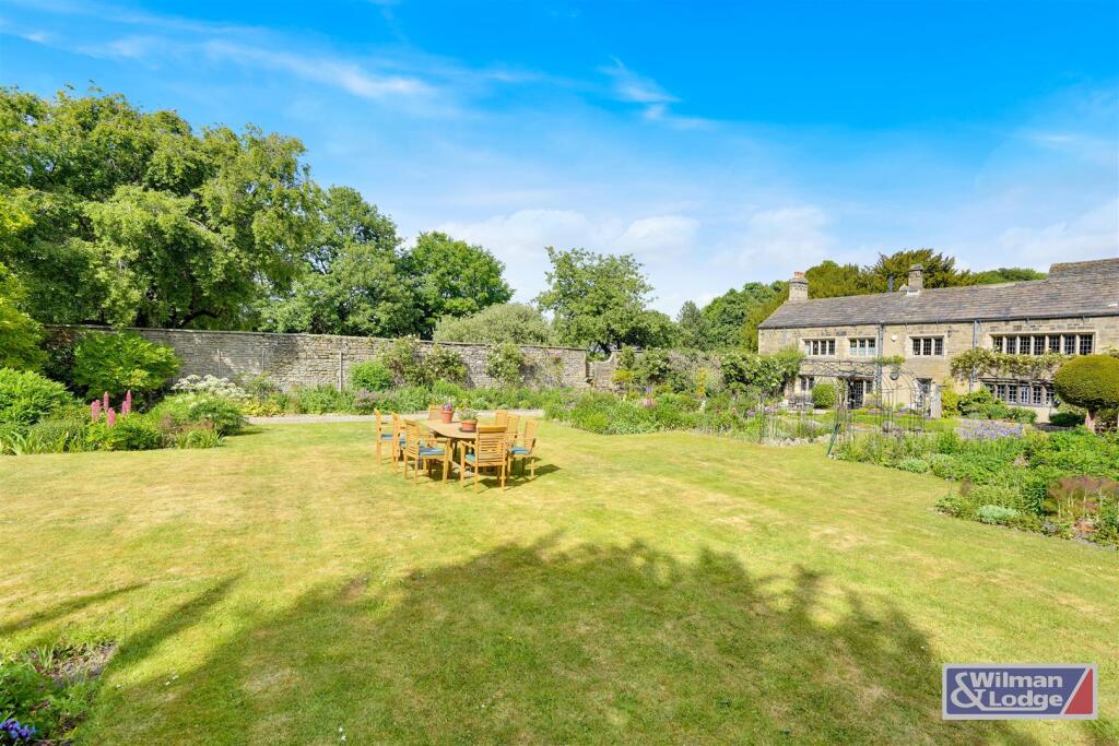 Period Property - Four Bed with Formal Gardens (37