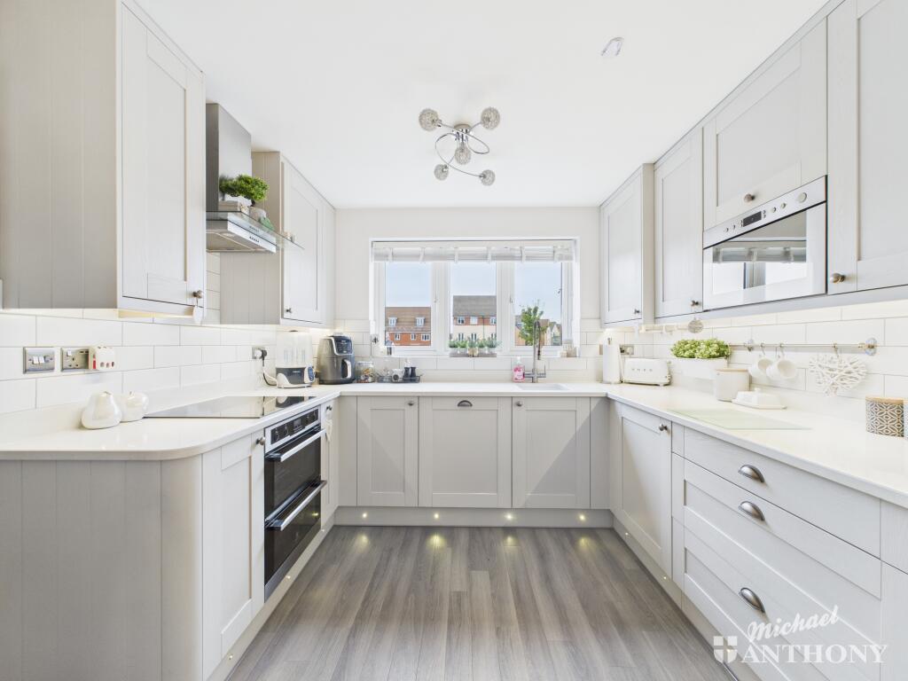 CAM02773G0-PR0368-STILL006