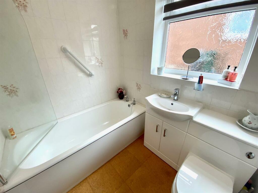 hepworth lane 8 bathroom.jpg