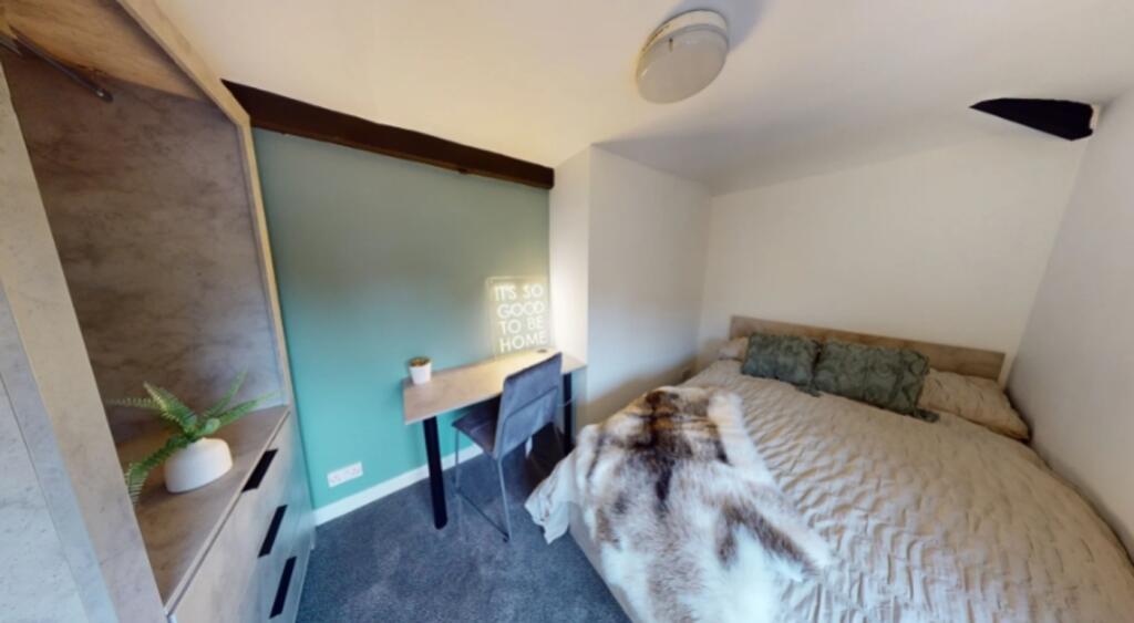 A cozy and inviting double bedroom with good li...