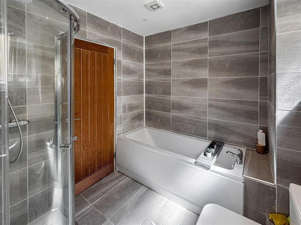 Bathroom 2.jpeg