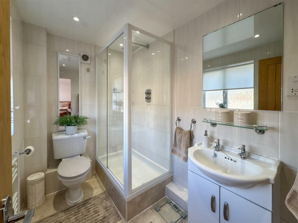 EN SUITE SHOWER ROOM/WC