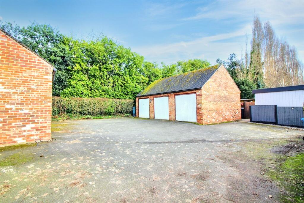 Middle Garage in Block.jpeg