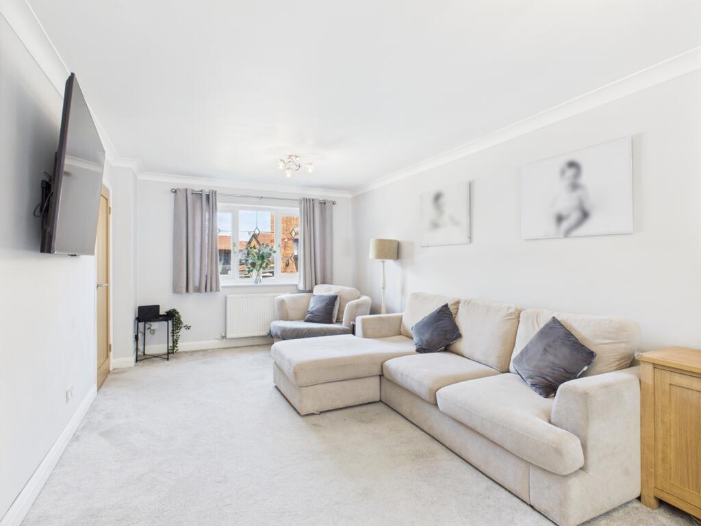 CAM03729G0-PR0090-STILL001